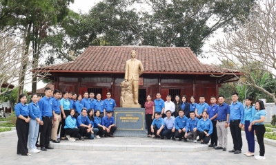 Đoàn Trường Chính trị Hoàng Đình Giong và Chi đoàn lớp Trung cấp lý luận Chính trị khóa 21 tổ chức dâng hương tại Khu di tích lưu niệm đồng chí Hoàng Đình Giong, xóm Nà Toàn, phường Đề Thám (Thành phố Cao Bằng)