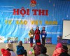 Đ/c Ngân Thị Hoàng Yến - Bí thư huyện Đoàn trao giải nhất cho các thí sinh