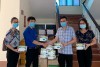 Anh Nguyễn Văn Thanh trao quà hỗ trợ phòng chống dịch