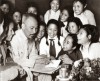 Chủ tịch Hồ Chí Minh với các cháu học sinh trường Trưng Vương, Hà Nội (tháng 5-1955).