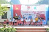 Anh Triệu Văn Thực- Chủ tịch Hội LHTN tỉnh Cao Bằng tặng quà cho các em học sinh nghèo vượt khó