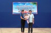 Đ/c Bế Thanh Tịnh - Bí thư Huyện ủy tặng hoa chức mừng Hội LHTN Việt Nam huyện Hòa An