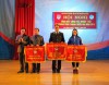 Đ/c Bế Đăng Khoa - Bí thư Tỉnh Đoàn trao cờ của Ban Chấp hành Tỉnh Đoàn cho 3 đơn vị xuất sắc dẫn đầu khối thi đua