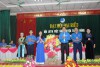 Anh Triệu Văn Thực - Chủ tịch Hội LHTN tỉnh tặng hoa chúc mừng