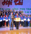 Đồng chí Vũ Khắc Quang - Phó Bí thư Tỉnh Đoàn - Chủ tịch Hội đồng Đội Tỉnh tặng Giấy khen cho thí sinh đạt giải xuất sắc nhất
