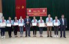 Ban tổ chức trao giấy chứng nhận cho các thí sinh đạt danh hiệu Giáo viên làm TPT Đội giỏi cấp huyện năm học 2019 - 2020