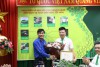 Đồng chí Lê Văn Châu - Bí thư Tỉnh đoàn Thanh Hóa đã trao tặng Huy hiệu “Tuổi trẻ dũng cảm” cho anh Lê Huy Sinh