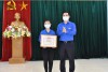 Đồng chí Lê Thành Đông trao tặng bằng khen của BCH Tỉnh đoàn và quà cho em Bùi Thị Mỹ Dung