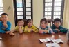 5 học sinh Trường Tiểu học thị trấn Phùng mang 3 chiếc phong bì nhặt được đến cơ quan công an trình báo