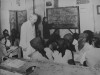 Chủ tịch Hồ Chí Minh thăm lớp học của công nhân Nhà máy 1/5 (Hà Nội), lá cờ đầu của phong trào bổ túc văn hóa ngành công nghiệp, ngày 19/12/1963. Ảnh: T.L