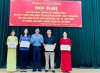Cô giáo Phan Khánh Linh (thứ nhất từ trái sang) được tặng giấy khen có thành tích trong thực hiện Chỉ thị số 05-CT/TW.