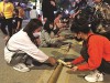 Chơi chuyền - một trò chơi dân gian thu hút nhiều bạn trẻ tham gia tại Phố đi bộ Kim Đồng (Thành phố).