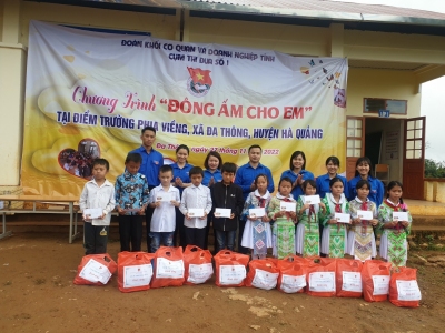 Đoàn Thanh niên Cụm thi đua số 01 tặng quà cho các em học sinh tại Trường TH&THCS Thị Xuân, điểm trường Phia Viềng, xã Đa Thông, huyện Hà Quảng.