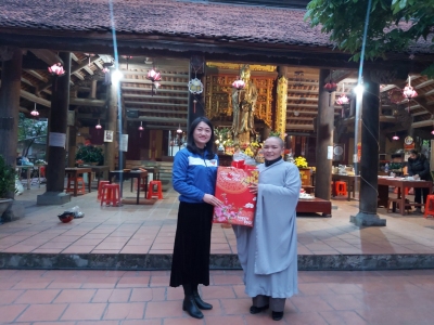 Đ/c Triệu Thanh Dung - Phó Bí thư Tỉnh Đoàn, Phó Chủ tịch Hội LHTN Việt Nam tỉnh thăm, tặng quà chức sắc tôn giáo tại chùa Đống Lân