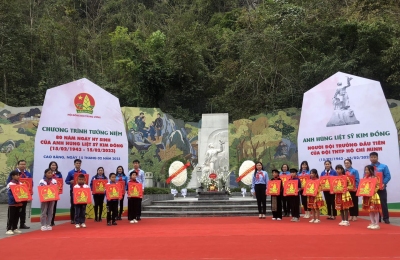 Trao tặng cờ cho thầy cô Tổng phụ trách Đội và các em học sinh nhân dịp Lễ tưởng niệm 80 năm ngày hy sinh của anh hùng liệt sỹ Kim Đồng.