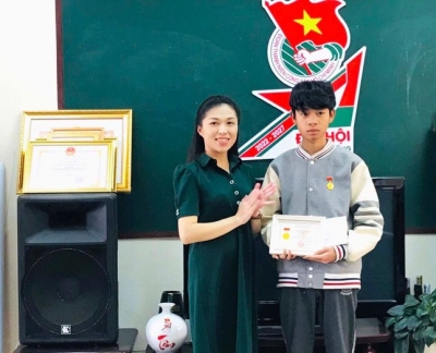Trao Huy hiệu Tuổi trẻ dũng cảm của Trung ương Đoàn cho bạn trẻ Nguyễn Trung Hiếu