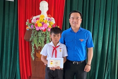 Em Kpă Nguyên nhận Huy hiệu "Tuổi trẻ dũng cảm".