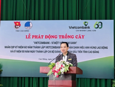 Ông Hoàng Đình Hưng - Phó Giám đốc, Chủ tịch Công đoàn cơ sở Vietcombank Lạng Sơn phát biểu tại chương trình.