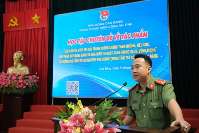 Đ/c Phạm Xuân Trường - Bí thư Đoàn TNCS Hồ Chí Minh Công an tỉnh phát biểu tại Hội nghị học tập chuyên đề.