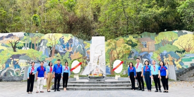 Đoàn công tác dâng hương, báo công tại mộ Anh hùng liệt sỹ Kim Đồng.