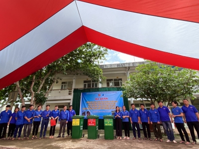 Đồng chí Nông Thị Bích - Trưởng Ban Phong trào Tỉnh Đoàn trao tặng 03 thùng phân loại rác cho đội thanh niên tình nguyện xã Tiên Thành