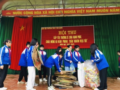 Liên đội trường THCS Tân Giang, TP Cao Bằng tổ chức Hội thu Góp yêu thương, sẻ chia hạnh phúc.