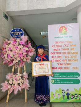 Em Nguyễn Nông Hà Vy tại chương trình kỷ niệm 82 năm Ngày thành lập Đội TNTP Hồ Chí Minh (15/5/1941 - 15/5/2023) và trao Giải thưởng Kim Đồng năm học 2022 - 2023.