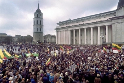 Người dân Litva (nước thành viên của Liên Xô) tụ tập ở thủ đô Vilnius vào ngày 12/1/1990 để đòi tách khỏi Liên Xô. Litva là nước cộng hòa Xô viết đầu tiên tuyên bố độc lập. Ảnh: Getty.