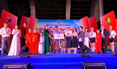 Ban tổ chức chương trình cùng các nghệ sĩ trao số tiền cho đại diện gia đình em Lý Kiều Chinh