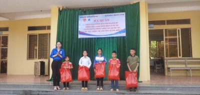 Huyện Đoàn Bảo Lạc tặng quà cho các em thiếu nhi có hoàn cảnh khó khăn.