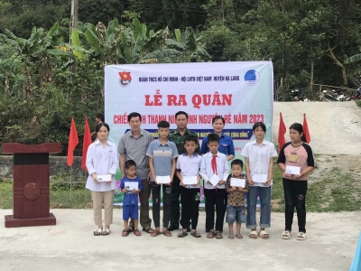 Huyện Đoàn Hạ Lang, Đồn Biên phòng Thị Hoa, Hội Chữ thập đỏ huyện  tặng quà cho các em học sinh có hoàn cảnh khó khăn.