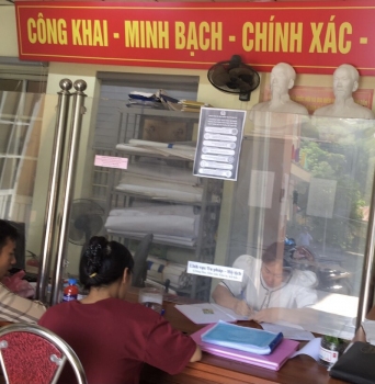 Công chức xã Ngọc Đào, huyện Hà Quảng giải quyết thủ tục hành chính cho người dân.