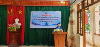 Đồng chí Nông Thị Lan, Bí thư Huyện Đoàn phát biểu khai mạc hội nghị tập huấn.