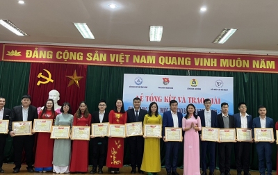 Đồng chí Triệu Thanh Dung - Phó Bí thư Tỉnh Đoàn tặng Bằng khen cho các tác giả trẻ đạt giải tại Lễ tổng kết Hội thi Sáng tạo kỹ thuật tỉnh Cao Bằng lần thứ 8.