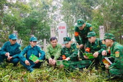 Cán bộ, chiến sỹ tổ chức nghiên cứu, trao đổi các văn bản pháp luật về biên giới quốc gia hưởng ứng Ngày Pháp luật Việt Nam (9/11).