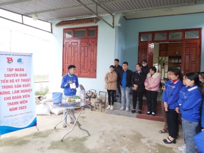 Đồng chí Nguyễn Văn Võ hướng dẫn đoàn viên thanh niên tham gia buổi tập huấn về kỹ thuật chế tạo phân vi sinh.