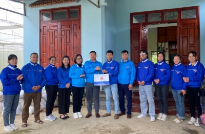 Tỉnh Đoàn đến thăm và tặng chế phẩm sinh học cho anh Nguyễn Văn Võ.