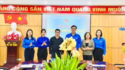 Tặng hoa chúc mừng đồng chí Hà Ngọc Huy được tín nhiệm bầu giữ chức Phó Bí thư Tỉnh Đoàn Cao Bằng.