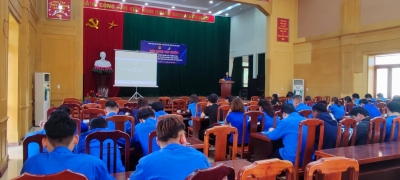 Đồng chí Triệu Thanh Dung - Phó Bí thư Tỉnh Đoàn, Phó Chủ tịch Hội LHTN tỉnh trao đổi các nội dung tại Hội nghị tập huấn.