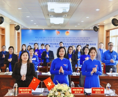 Các đồng chí đại biểu cán bộ đoàn tại điểm cầu tỉnh Cao Bằng chúc mừng thành công Lễ ký kết hợp tác.