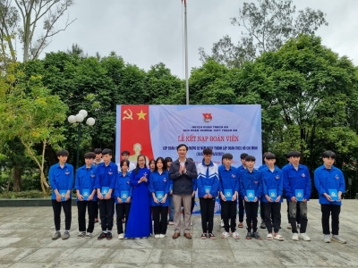 Lễ kết nạp Đoàn viên mới tại trường THPT Thạch An, huyện Thạch An.
