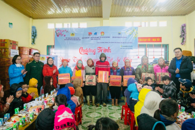 Đoàn công tác tặng quà cho các hộ dân tại xóm Phìn Sảng và Lũng Pèo, xã Xuân Trường, huyện Bảo Lạc, tỉnh Cao Bằng.