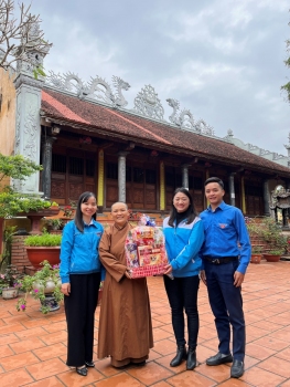 Đ/c Triệu Thanh Dung - Phó Bí thư Tỉnh Đoàn, Phó Chủ tịch Hội LHTN Việt Nam tỉnh thăm, tặng quà chức sắc tôn giáo tại chùa Đống Lân.
