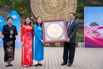 Lãnh đạo Hội LHPN, Đoàn TNCS Hồ Chí Minh tỉnh Cao Bằng trao tặng quà cho lãnh đạo Thành phố Sùng Tả.