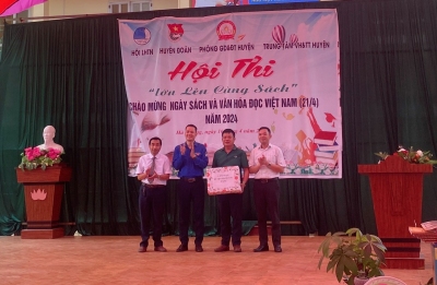 Đ/c Hoàng Văn Linh - Bí thư Huyện Đoàn Hà Quảng tặng quà cho BGH Nhà trường.