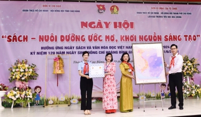 Tỉnh Đoàn, Hội đồng Đội tỉnh trao tặng khăn quàng đỏ và bản đồ cho trường Tiểu học Hòa Chung.