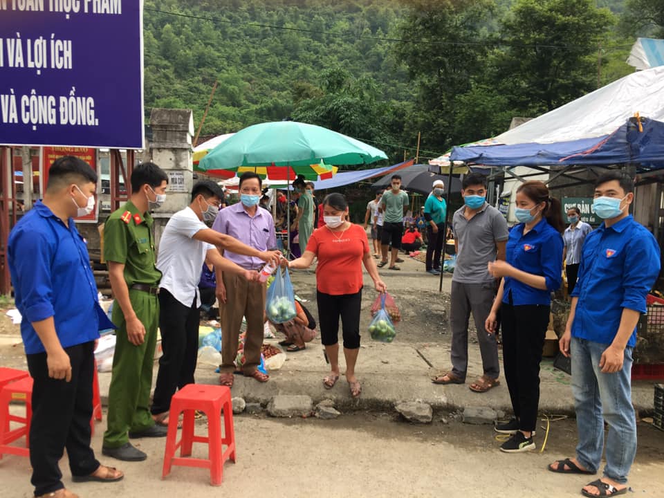 ĐVTN huyện Quảng Hòa phát khẩu trang miễn phí cho người dân