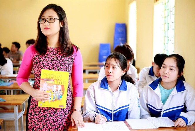 Cô giáo Hà Ánh Phượng kết nối học sinh dân tộc thiểu số với thế giới. ẢNH: NVCC
