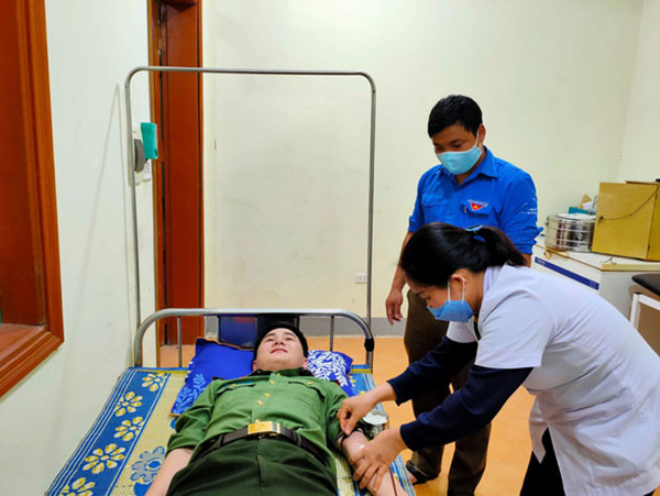 Các cán bộ Đoàn tại huyện Hương Khê, Hà Tĩnh đang hiến máu cứu sản phụ - Ảnh: H.D