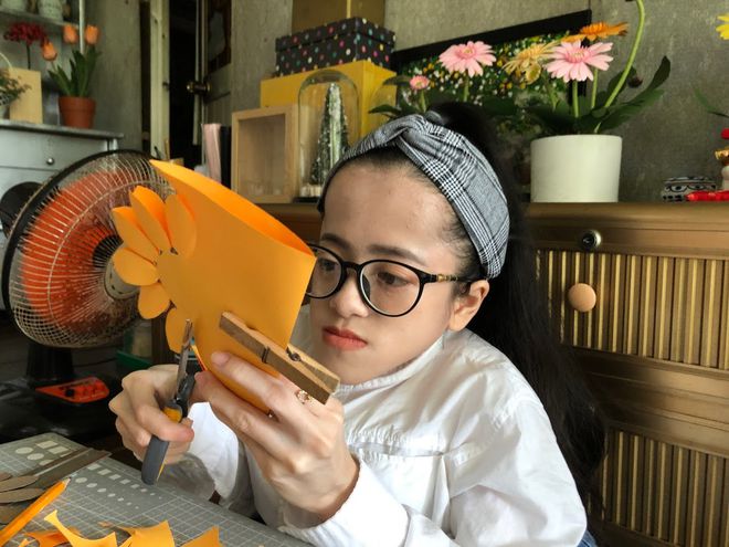Vượt qua bệnh tật, chị Trang khởi nghiệp với nghề làm hoa bằng giấy